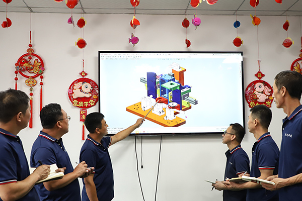職業裝(zhuāng)設計偵探造型極具(jù)故事感，時尚張力感十足！